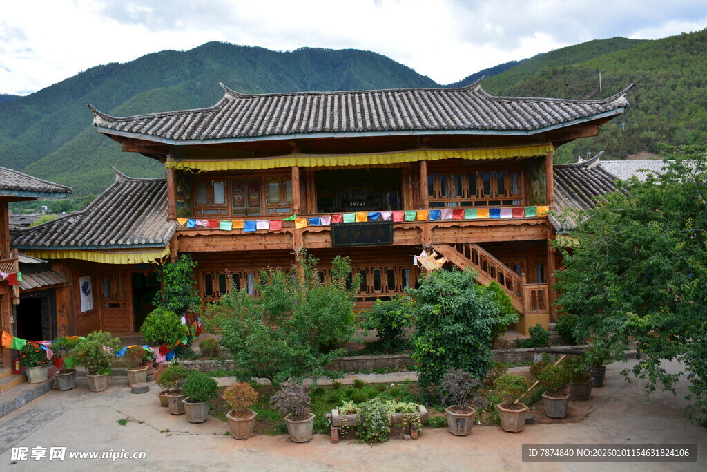 传统中式两层山居建筑