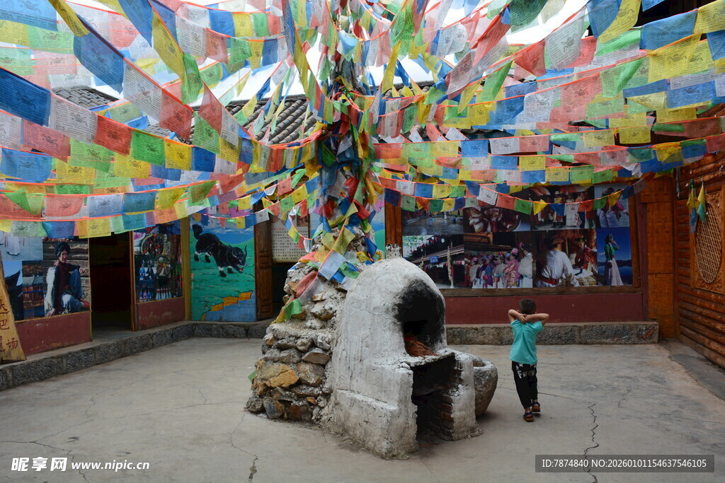 五彩经幡下的孩童与石堆