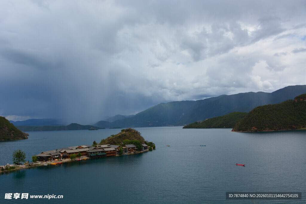 湖中小岛与远处山峦景观