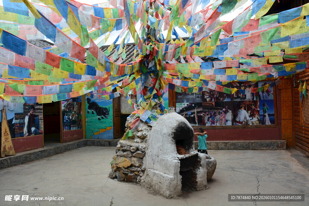 藏区经幡装饰的神圣角落