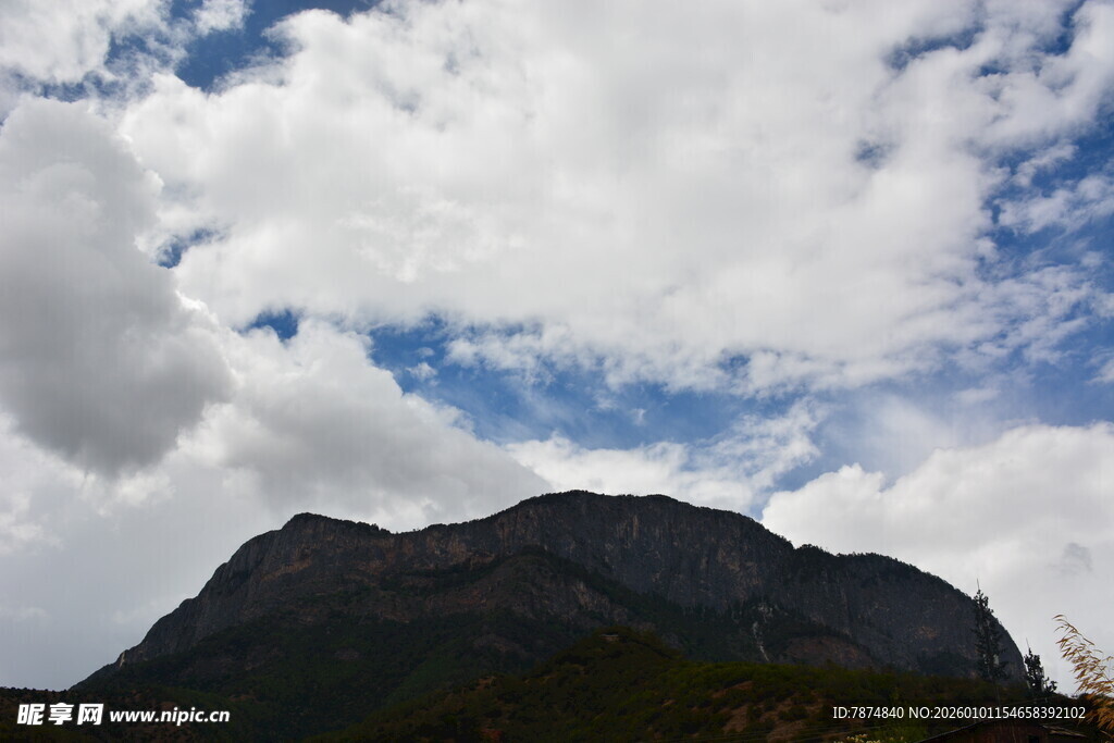 蓝天白云下的巍峨山峰