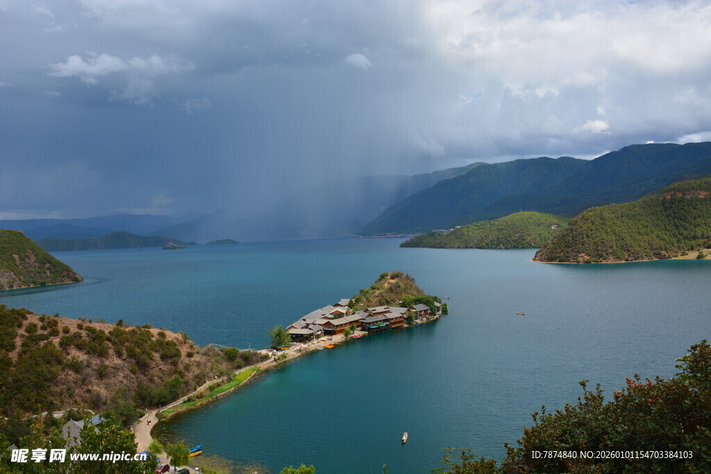 湖畔美景 云遮山峦