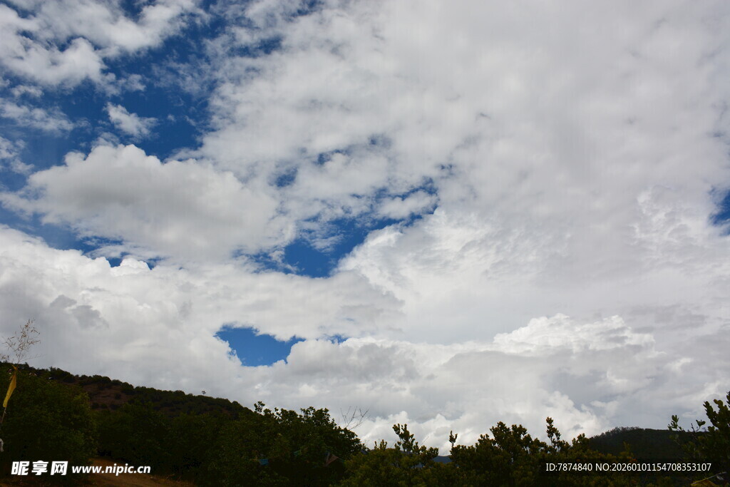 蓝天白云下的山林美景