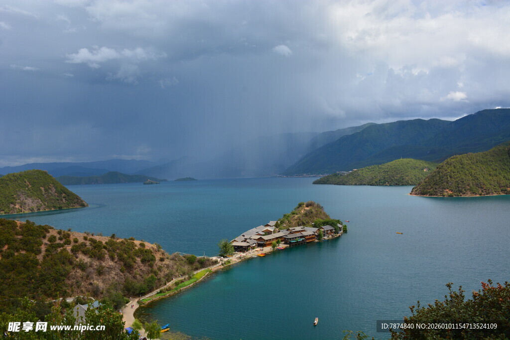 湖畔山峦间的壮丽风光