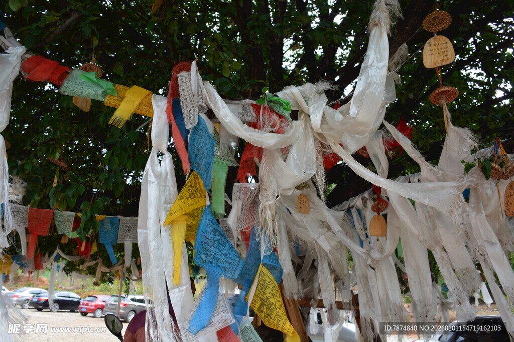 五彩经幡随风飘扬