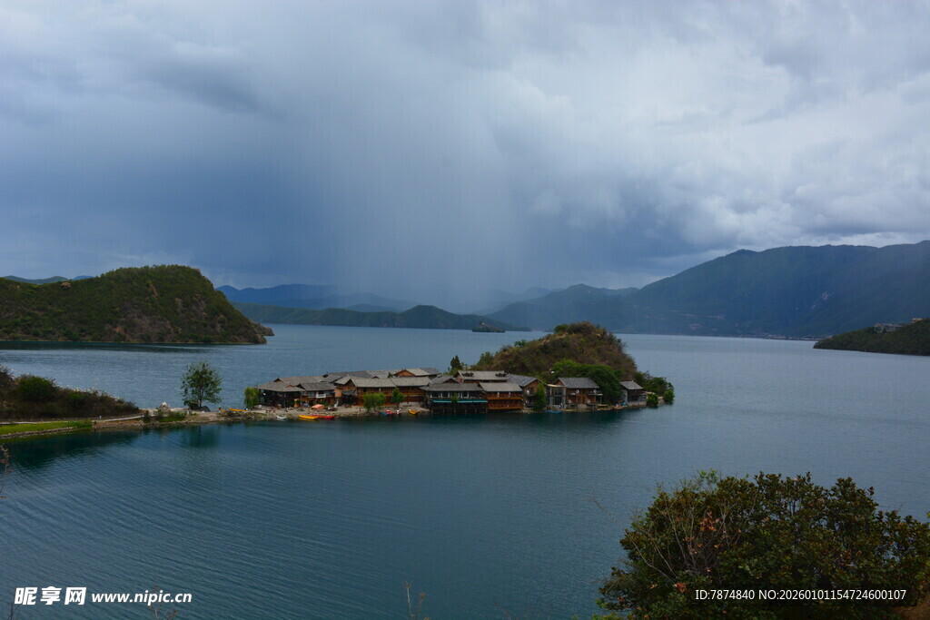 云雾缭绕的静谧湖中小岛