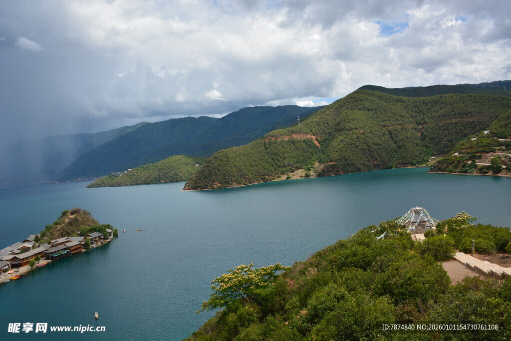 湖光山色中的秀丽自然景观