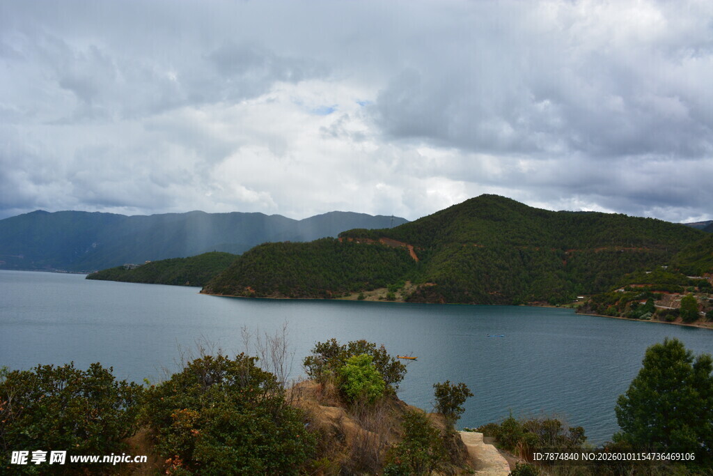 湖畔山峦 云雾缭绕美景