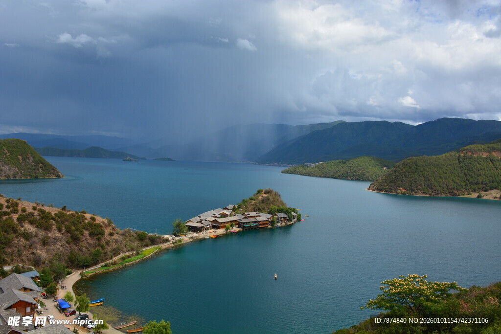 壮丽湖景与山间云雨风光