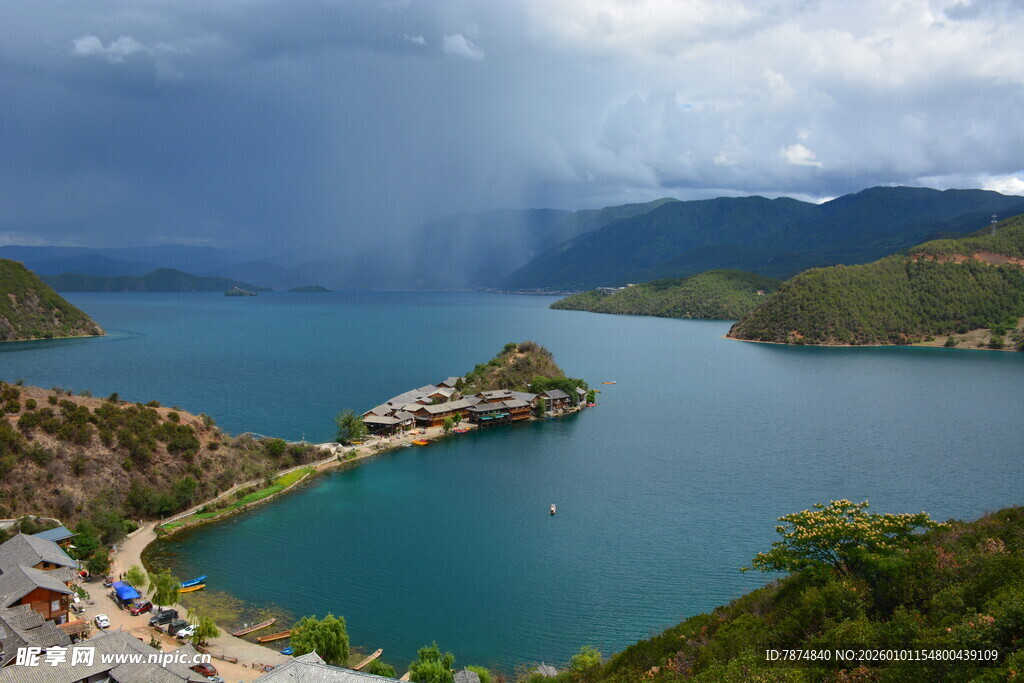 湖光山色中的美丽岛屿