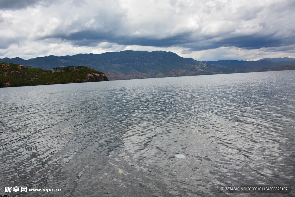 宁静湖面与远处山峦景色