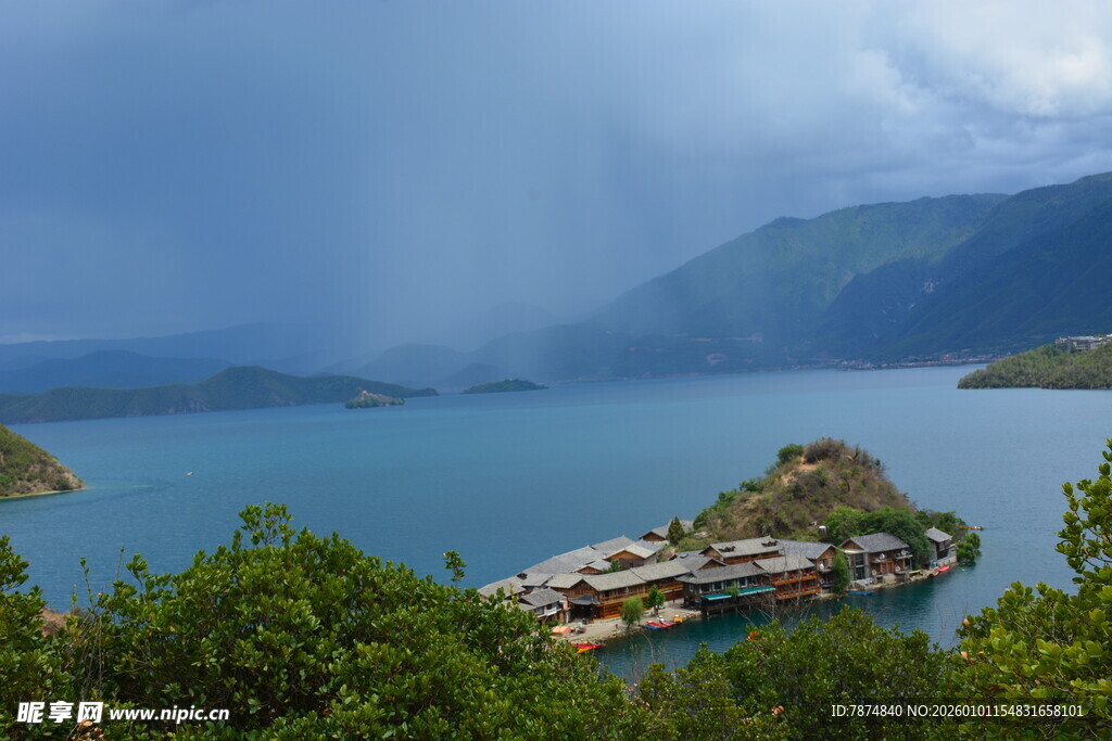 湖畔美景 青山绿水间的宁静