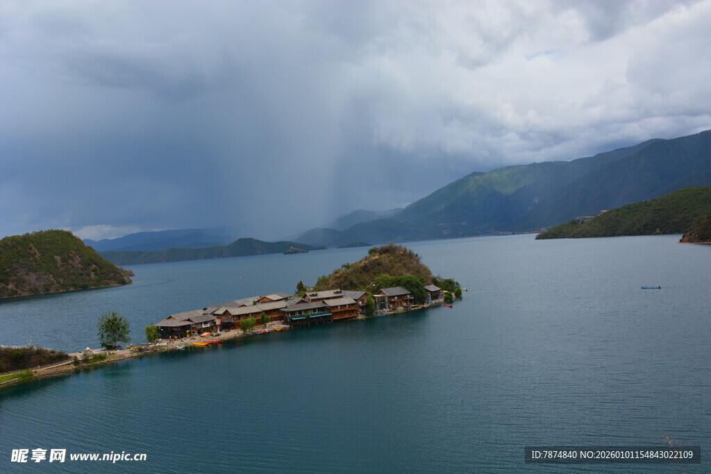 湖畔岛屿 云雾缭绕之景