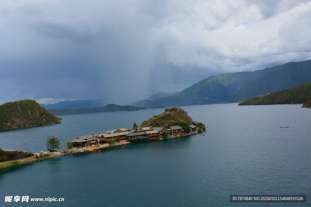 湖畔岛屿景观 雨幕低垂