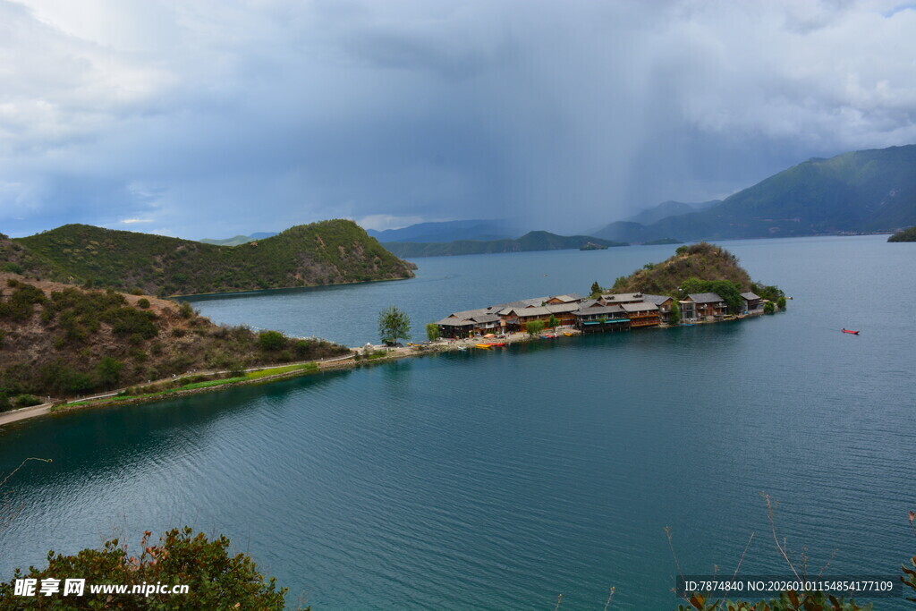 湖光山色中的岛屿美景