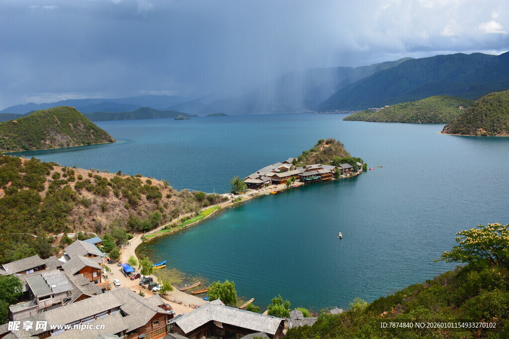 湖畔美景 山峦环绕的宁静之地