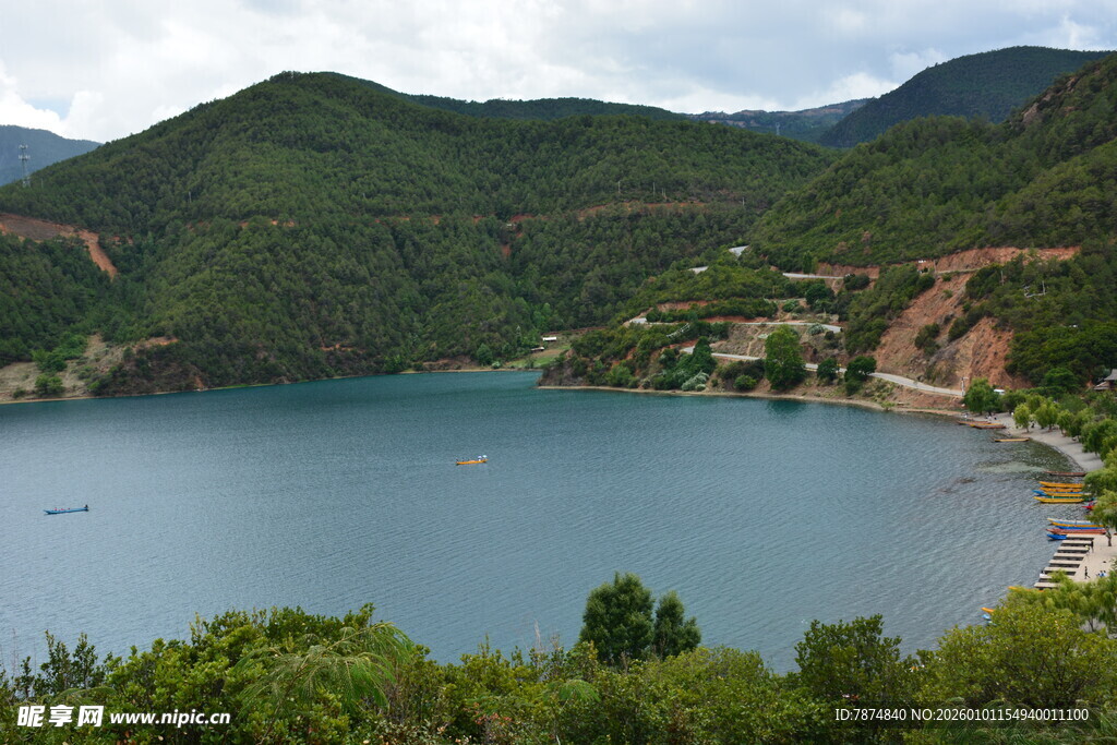 青山环绕的静谧蓝色湖泊