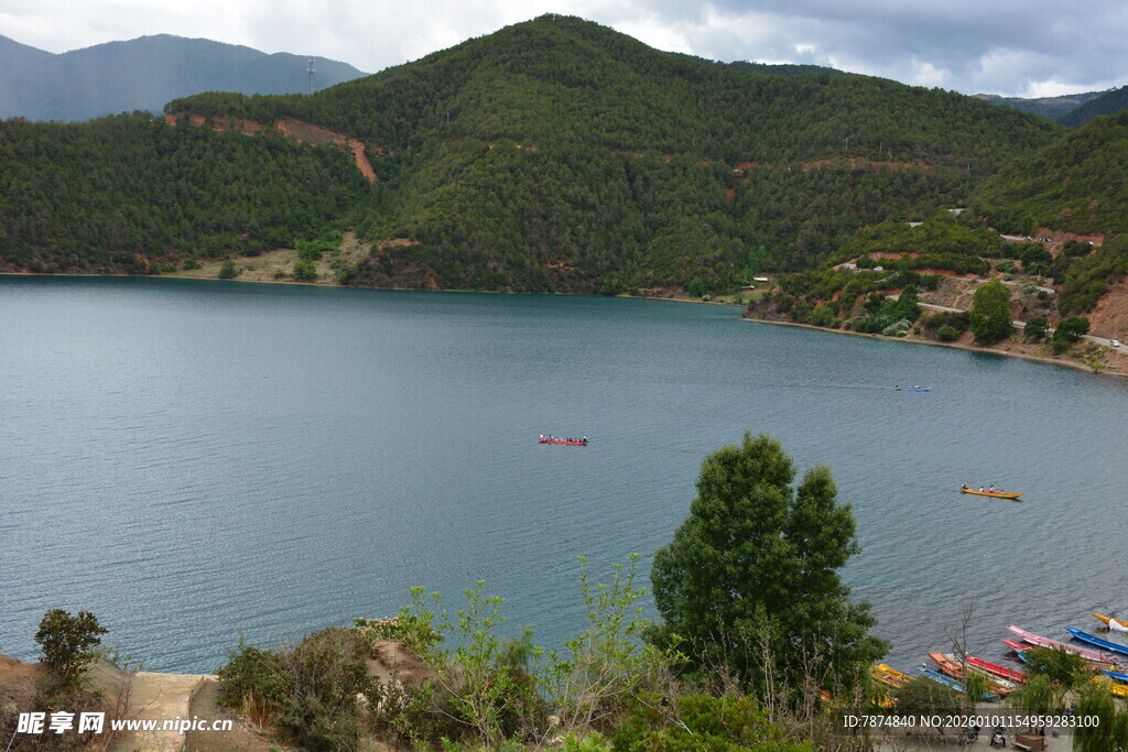 美丽湖景与周边青山风光