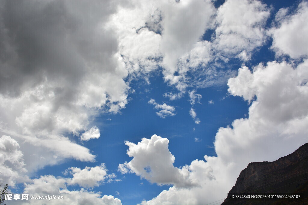 蓝天白云下的巍峨山峦