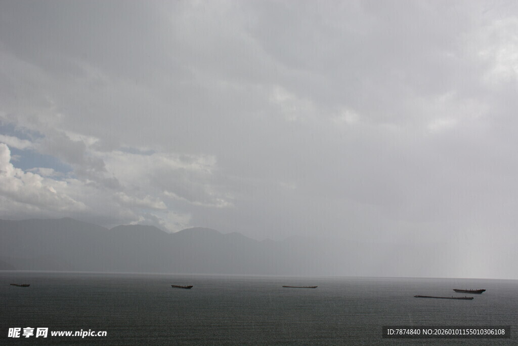 海上云雾笼罩的船只景象