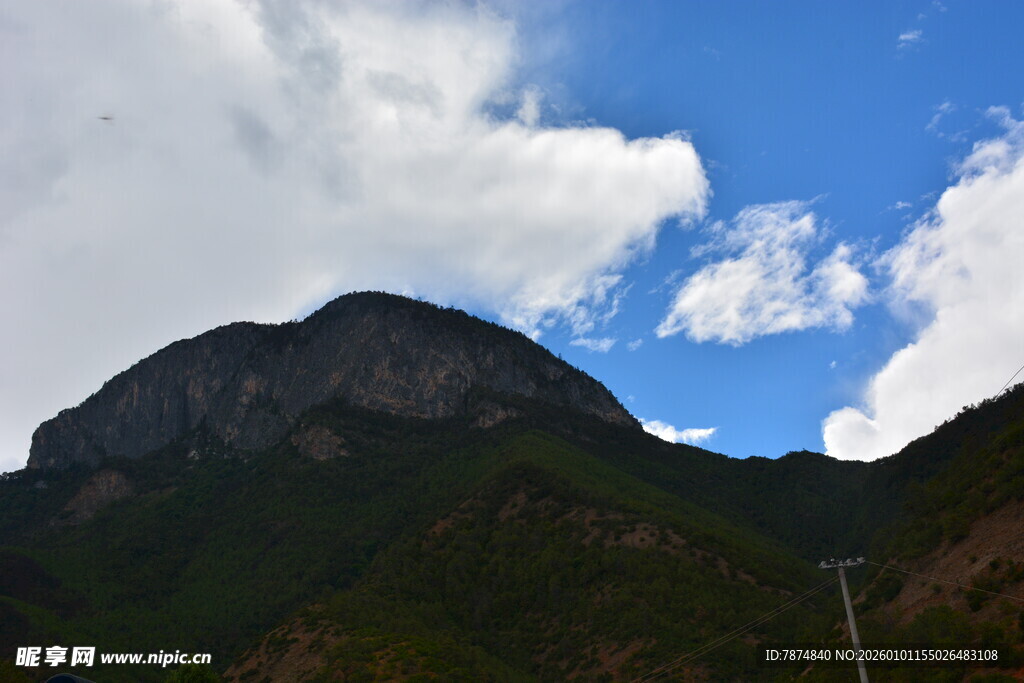 蓝天白云下的巍峨山峰