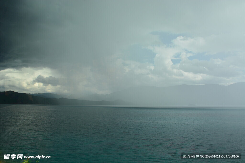 海上雨幕中的壮阔海景