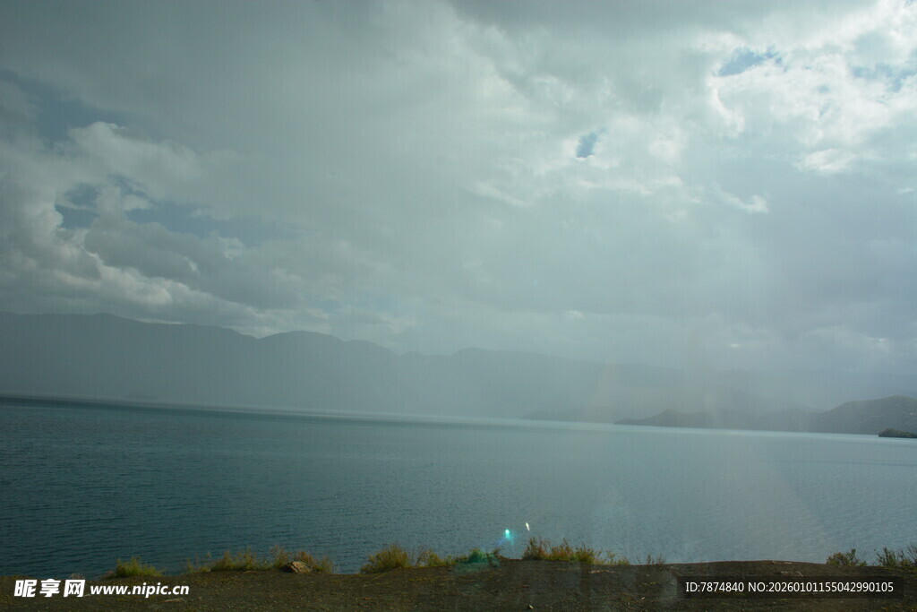 湖畔阴天景色