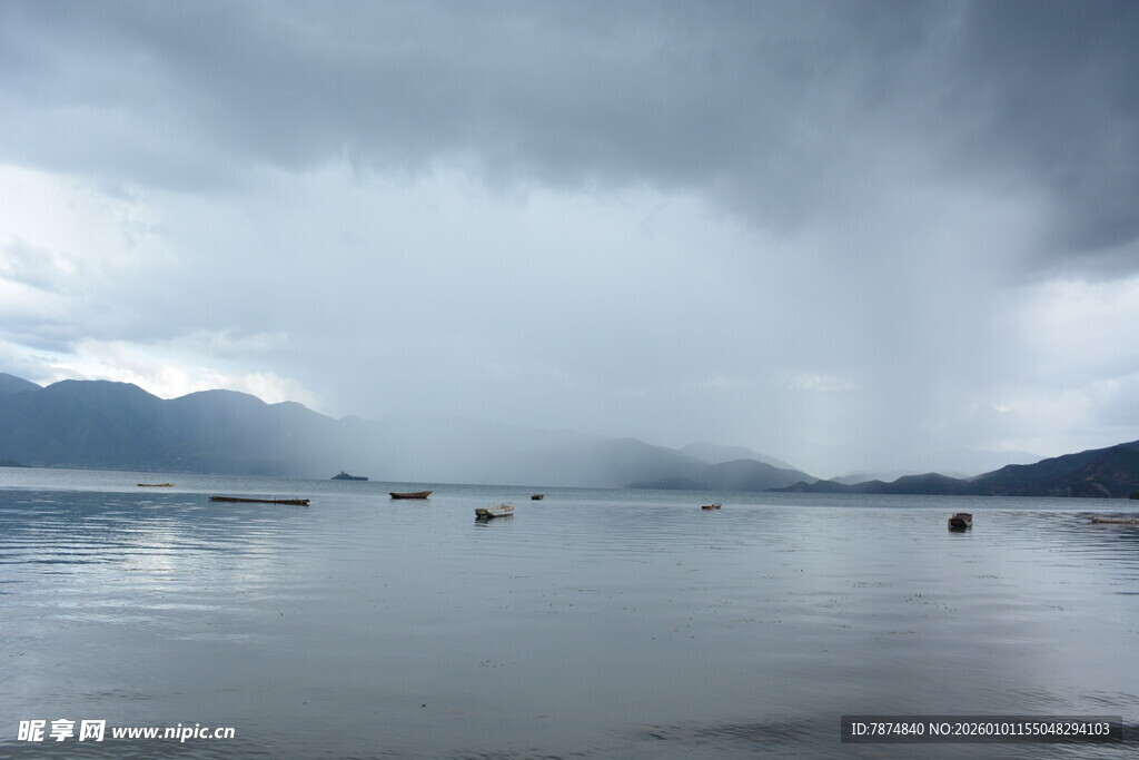 雨中湖面 云雾缭绕之景