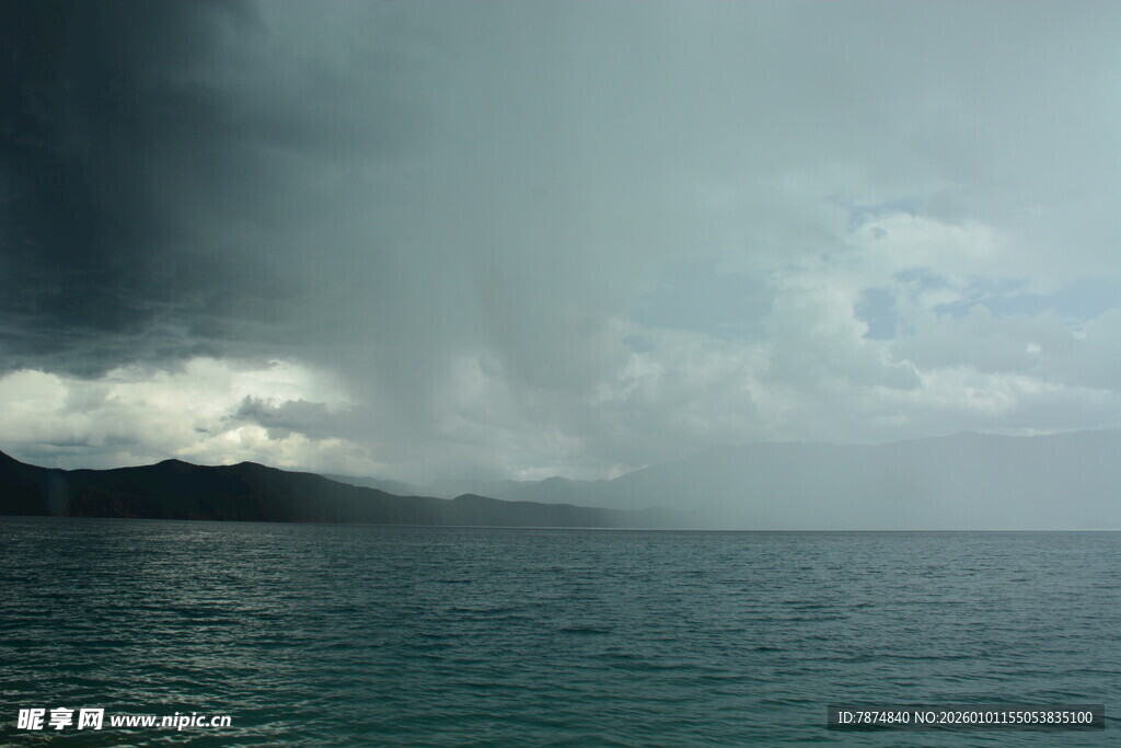 海上暴风雨来临景象