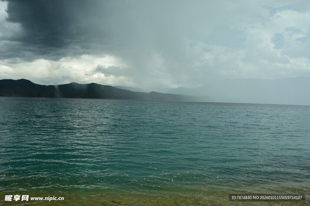 海上雨幕 远山隐现