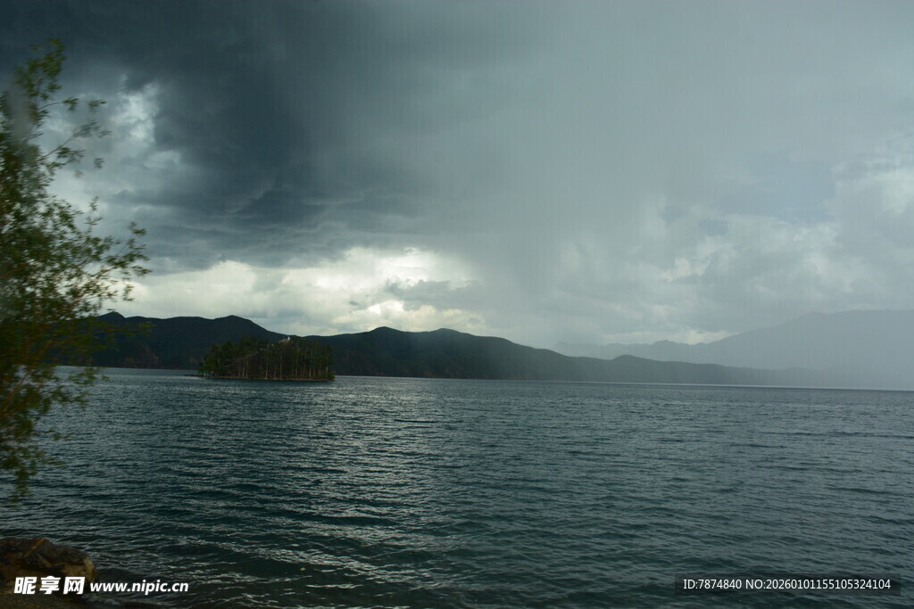 乌云笼罩下的宁静湖面