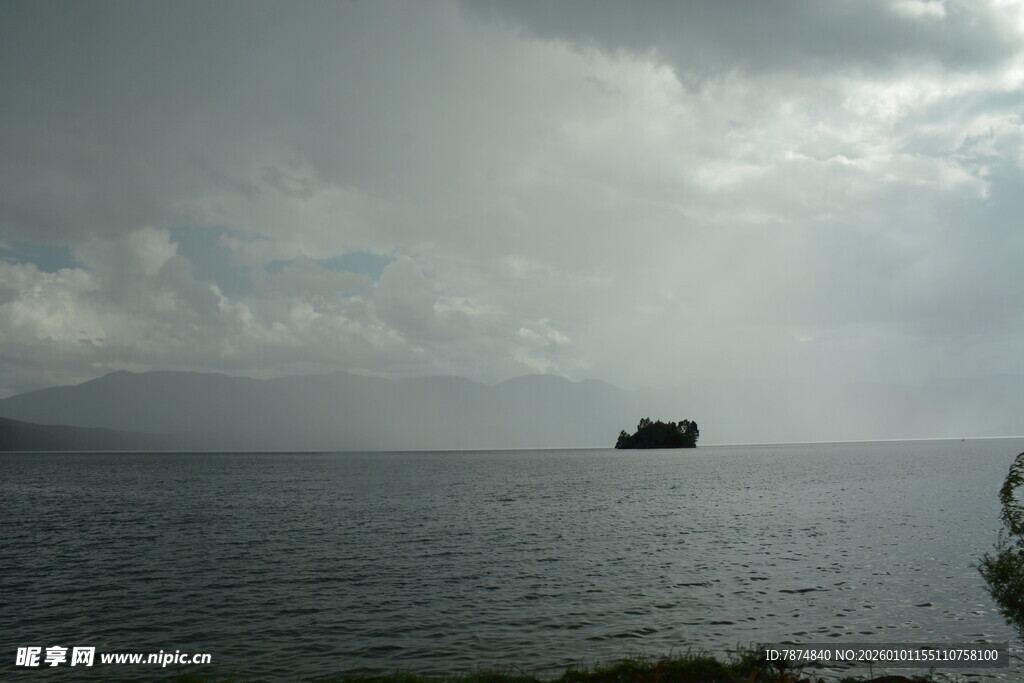 海上孤舟伴阴云