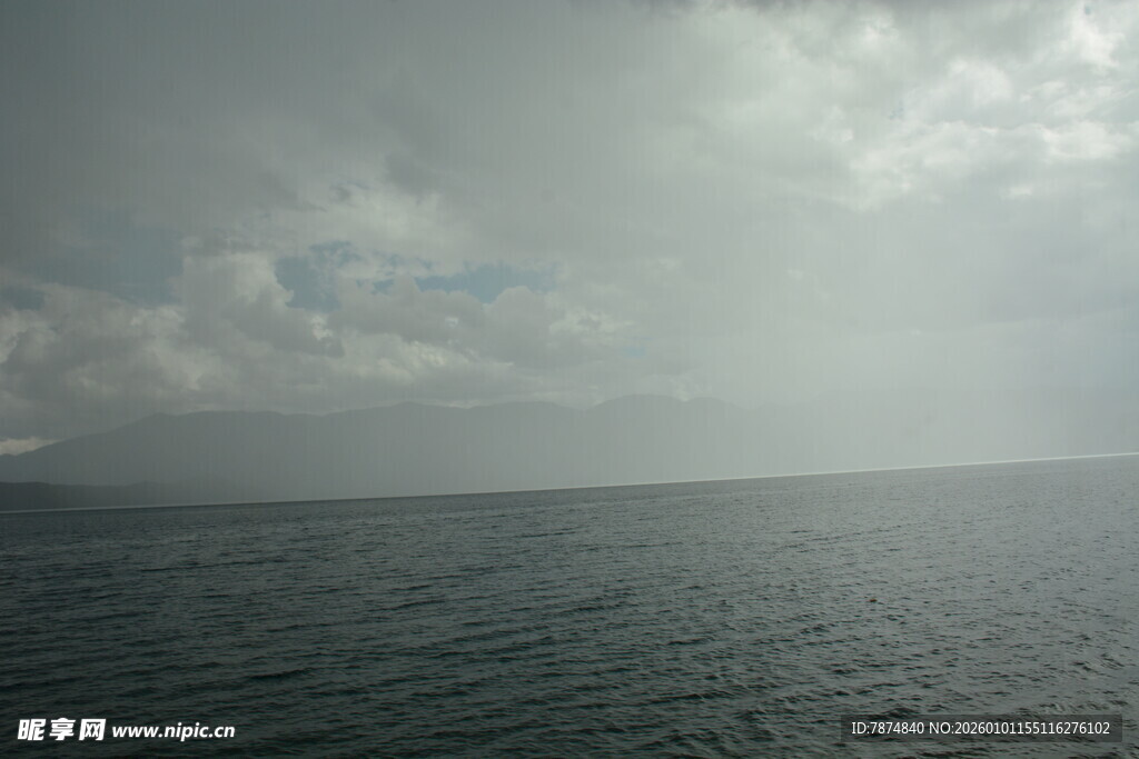 海上阴云密布的壮阔景象