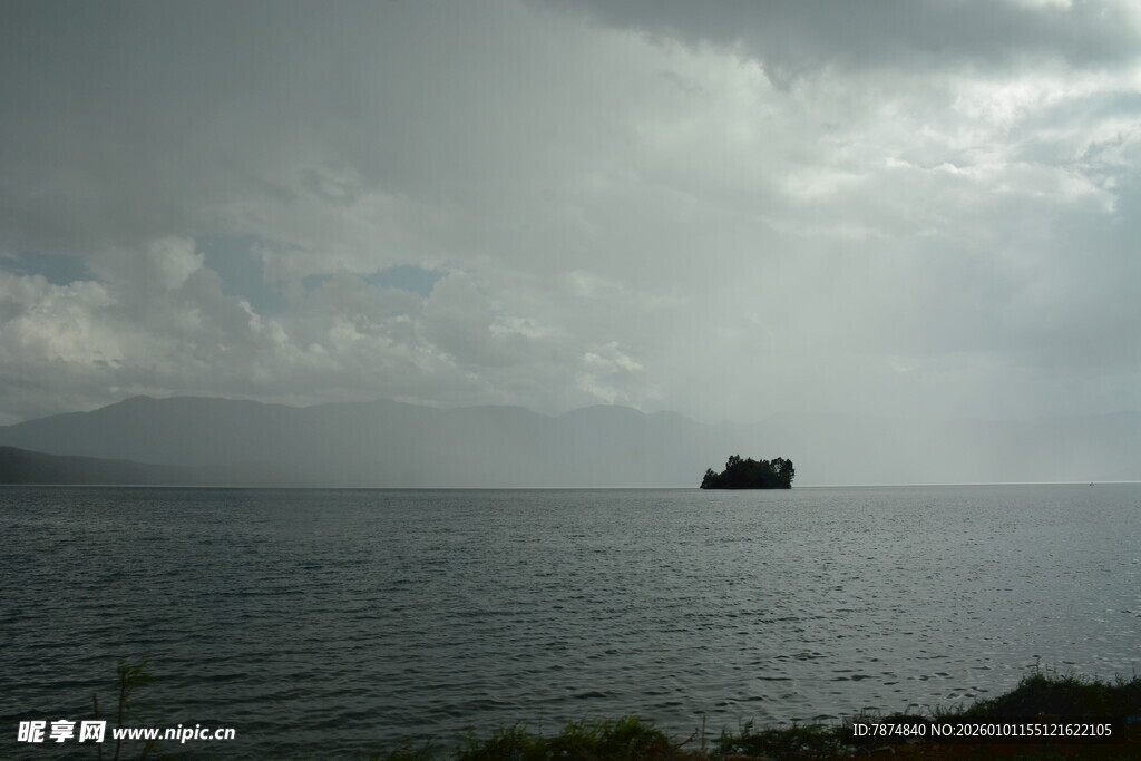 海上孤舟 阴云笼罩的景致