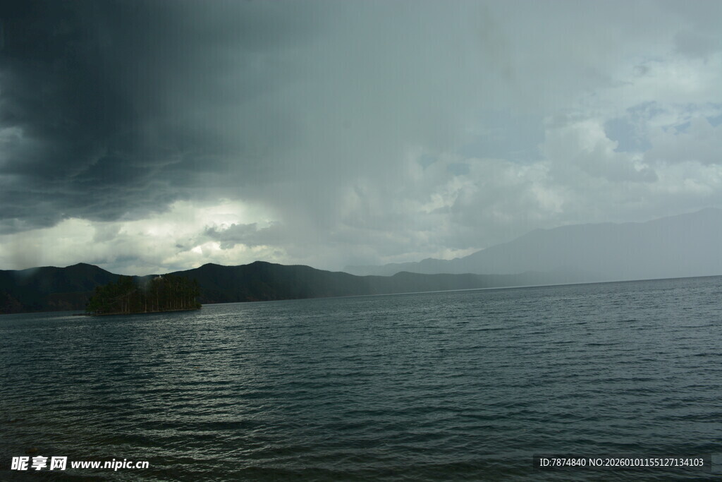 海上乌云笼罩的阴沉景象