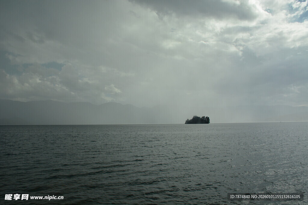 海上孤舟 阴云笼罩海面