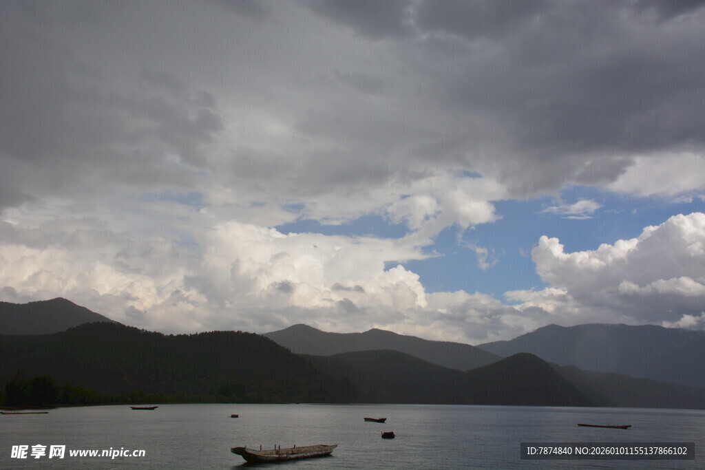 湖山之间的静谧船只景象
