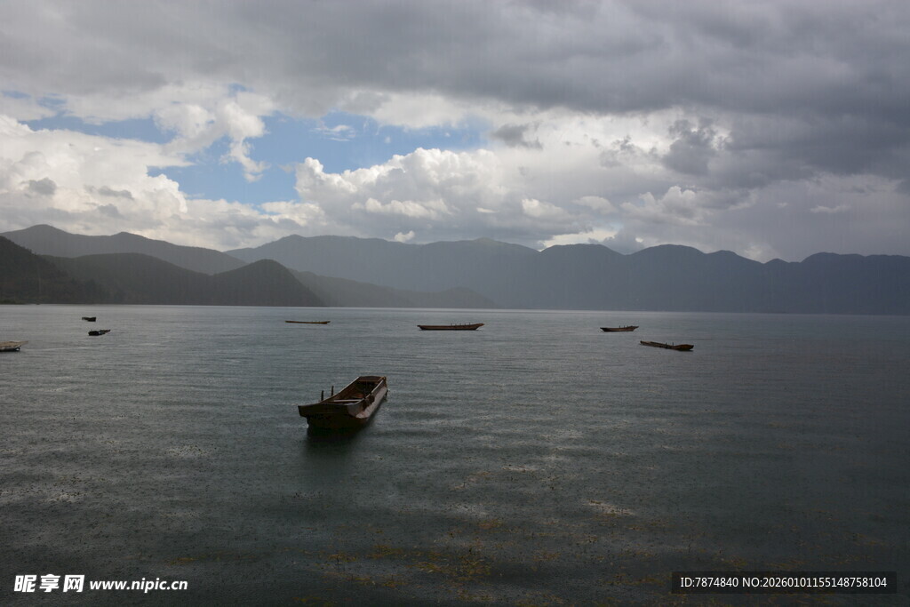 湖面上的孤舟与远处山峦