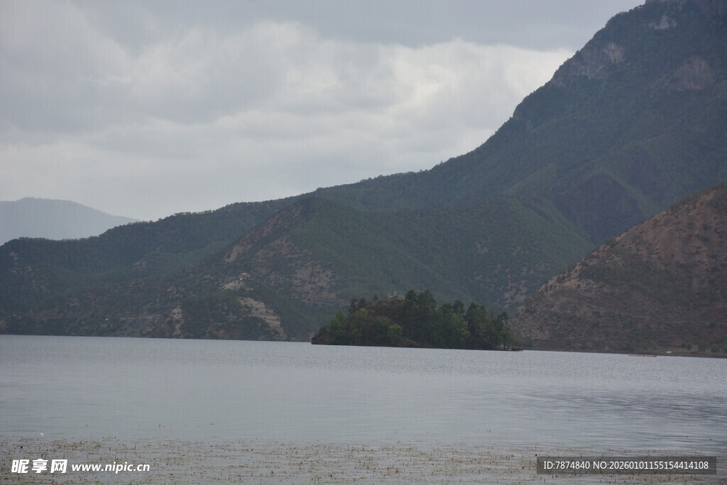 山水相依的静谧湖景