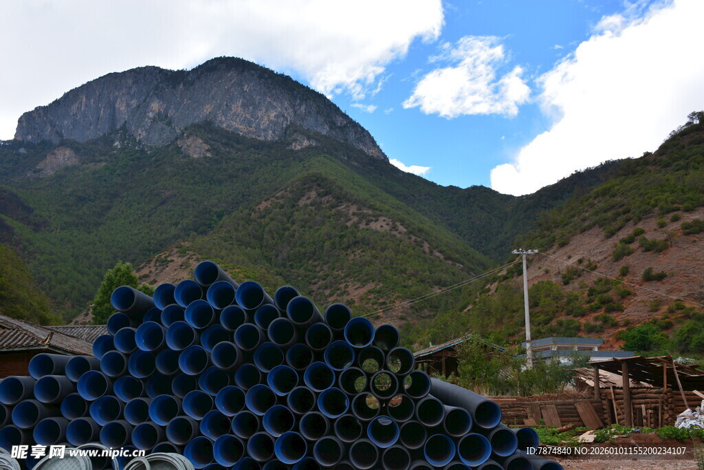 山间堆放的蓝色管材
