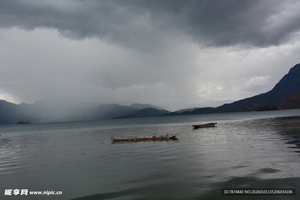 阴云下的宁静湖面