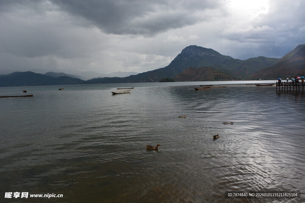 湖畔山水间的宁静景致