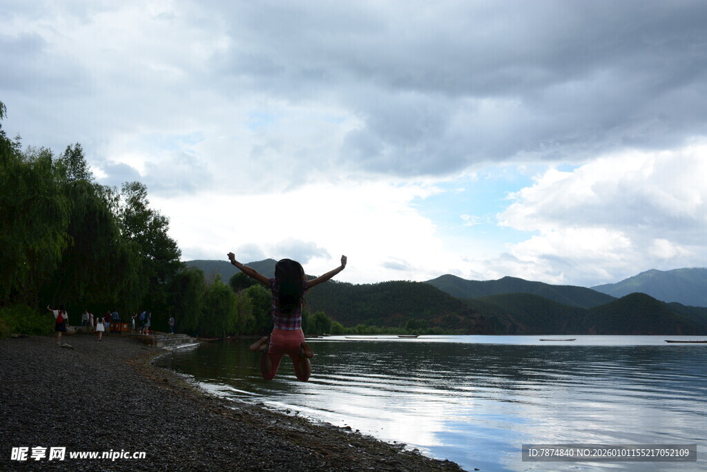 湖畔旅人 拥抱自然瞬间