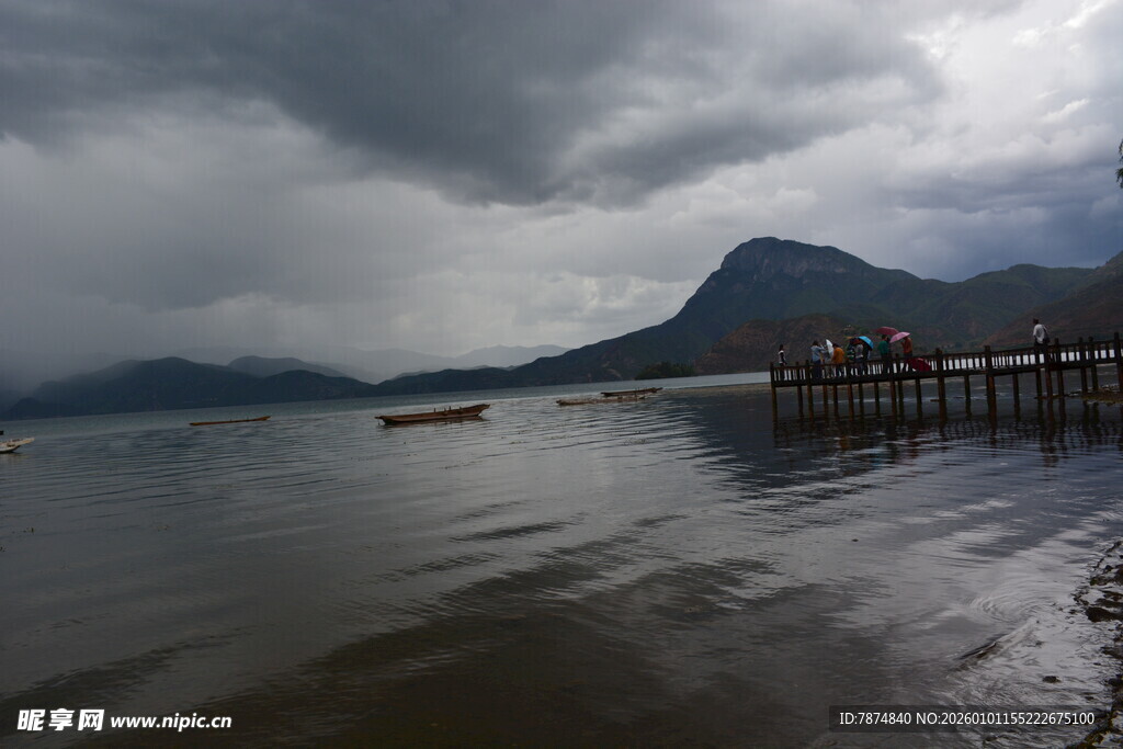 阴云下的宁静湖岸码头