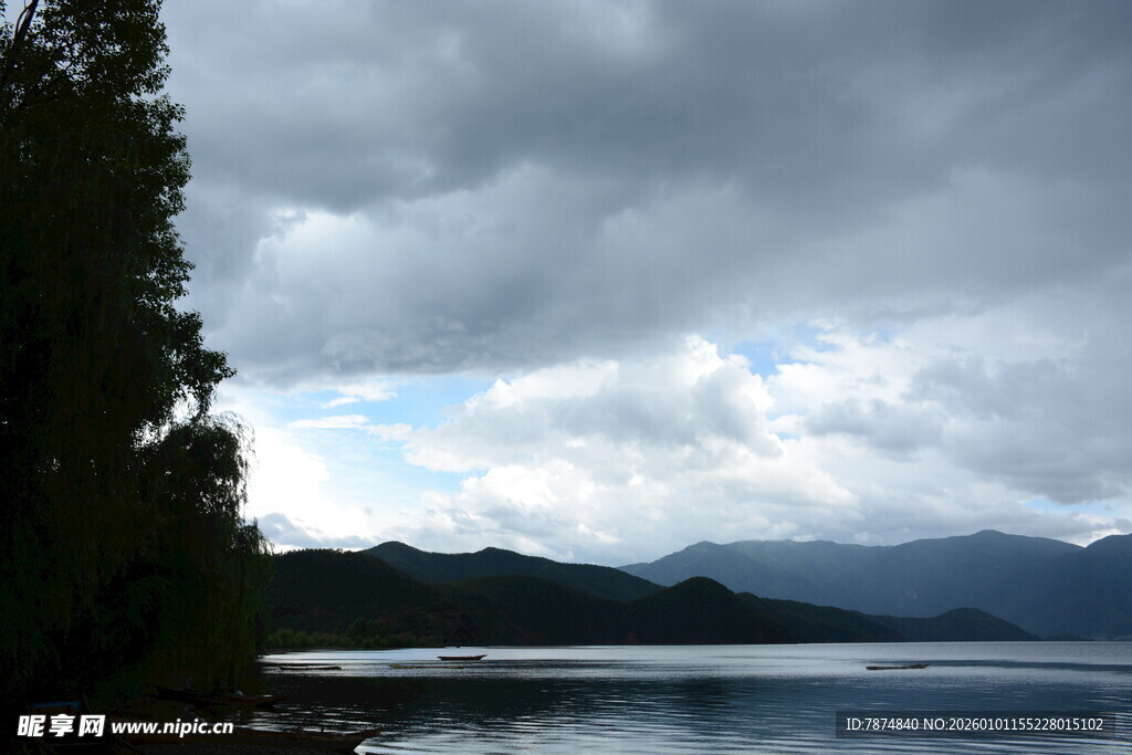湖畔阴云下的山水景致