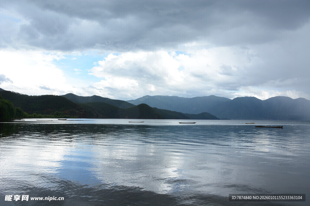 宁静湖景与远处山峦