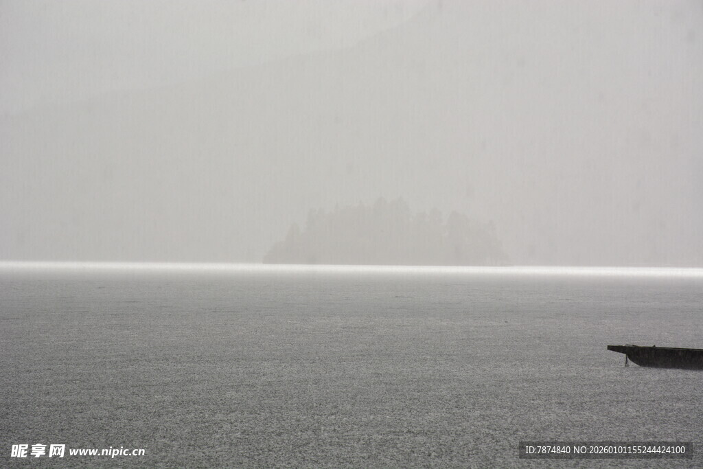 孤舟泛于雾霭水面