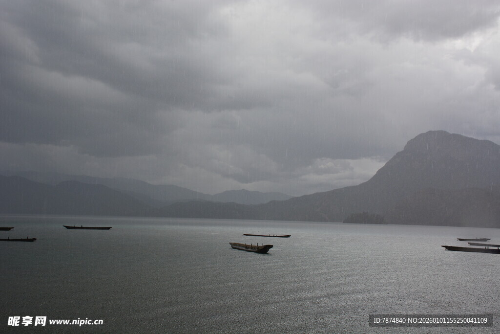 阴云下的湖山与船只