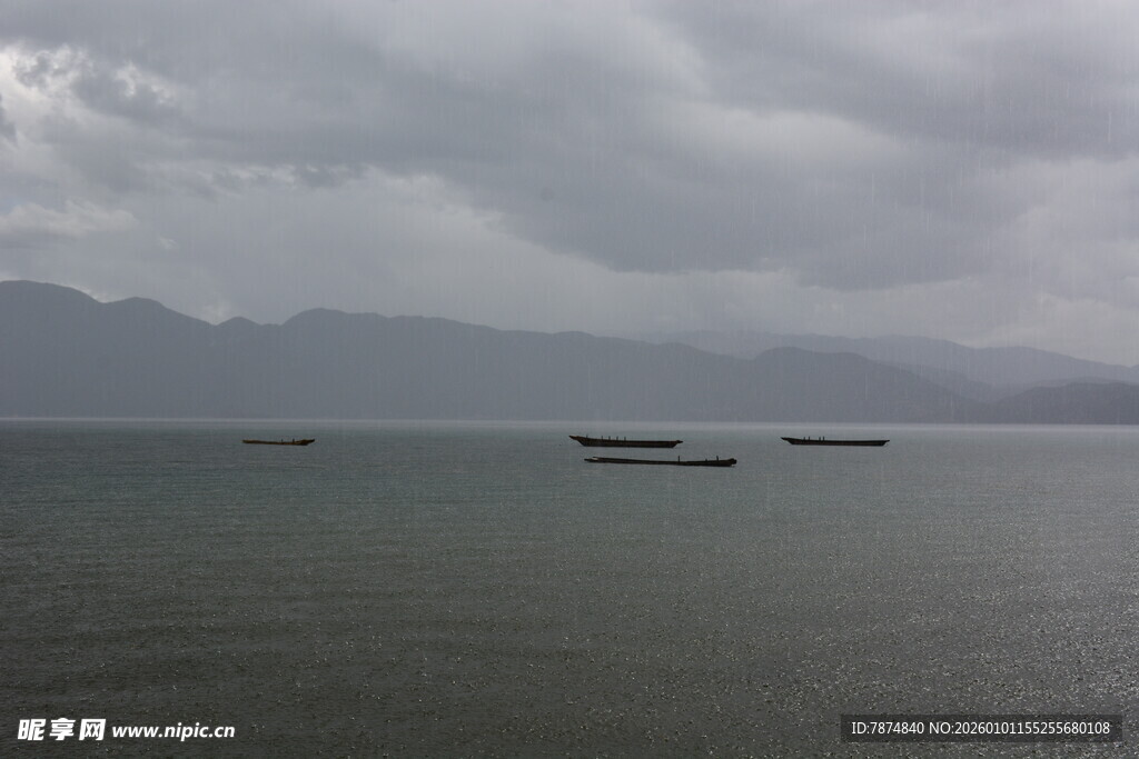阴云下的宁静湖面与船只