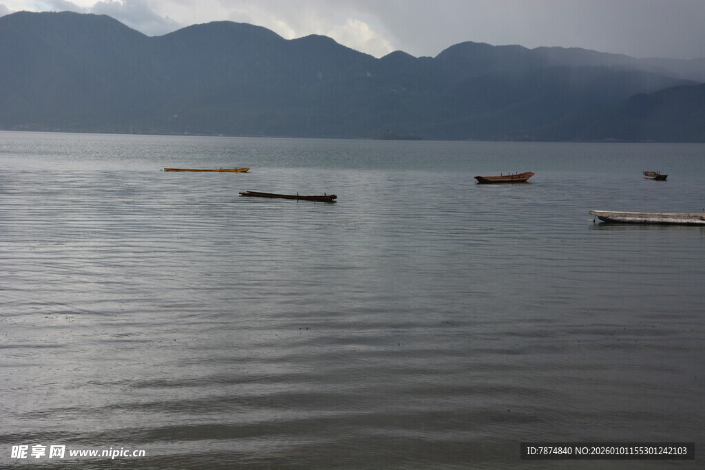 宁静湖面与远处山峦